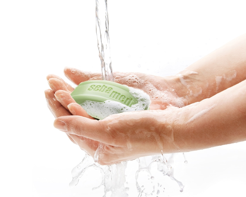Hände waschen mit Seife und Wasser, Sauberkeit und Hygiene