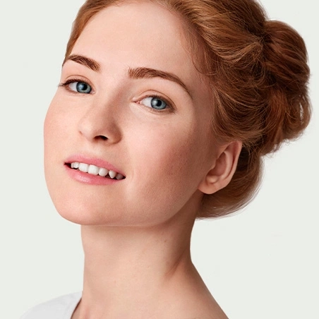 Porträt einer jungen Frau mit roten Haaren und blauen Augen