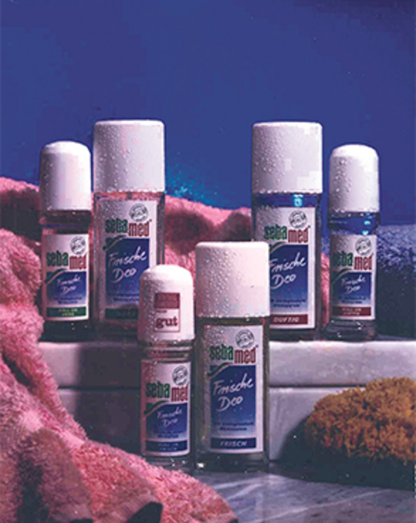 Sebamed Frische Deo Roll-on Produkte auf einer blauen Oberfläche.