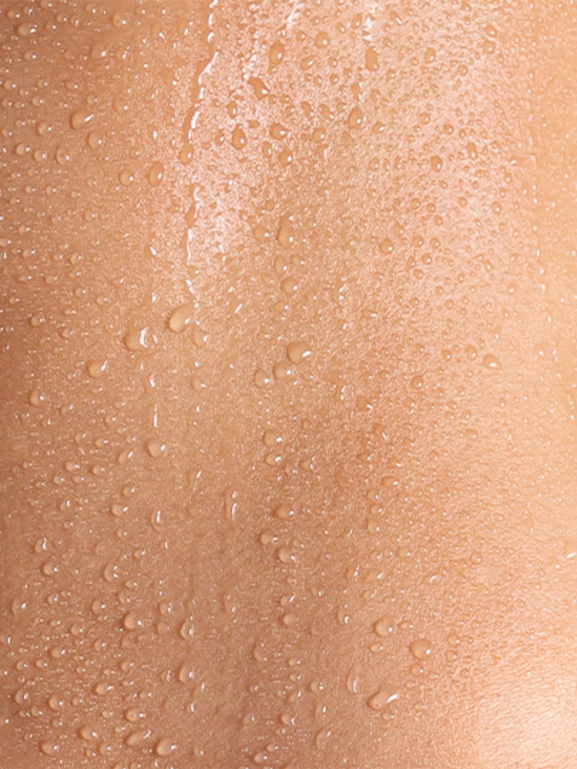 Haut mit Wassertropfen, feucht und glänzend, Nahaufnahme, Textur