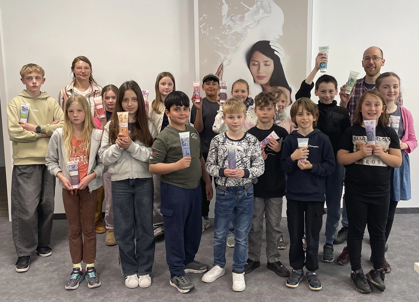Gruppe von Kindern und Erwachsenen mit Tuben