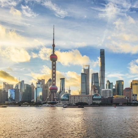 Skyline von Shanghai mit dem Oriental Pearl Tower am Flussufer