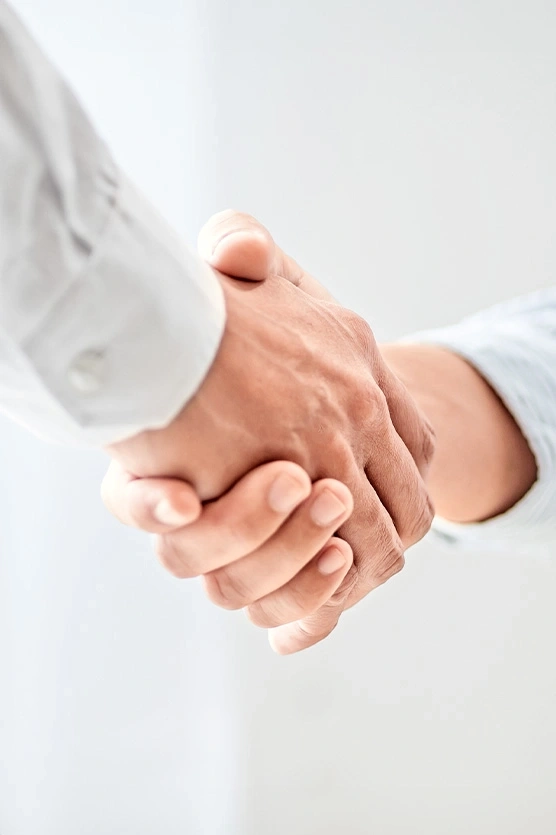 Zwei Hände schütteln sich. Geschäft, Partnerschaft, Zusammenarbeit, Vertrag.