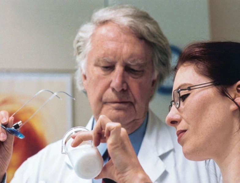 Zwei Wissenschaftler untersuchen eine Flüssigkeit in einem Labor. Forschung und Wissenschaft.