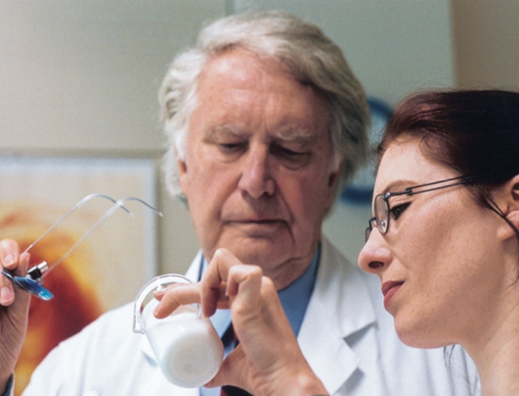 Zwei Wissenschaftler untersuchen eine Flüssigkeit in einem Labor. Forschung und Wissenschaft.