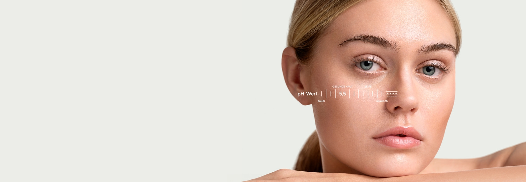Eine Frau mit einem pH-Wert-Indikator auf ihrer Haut, der gesunde Haut anzeigt.