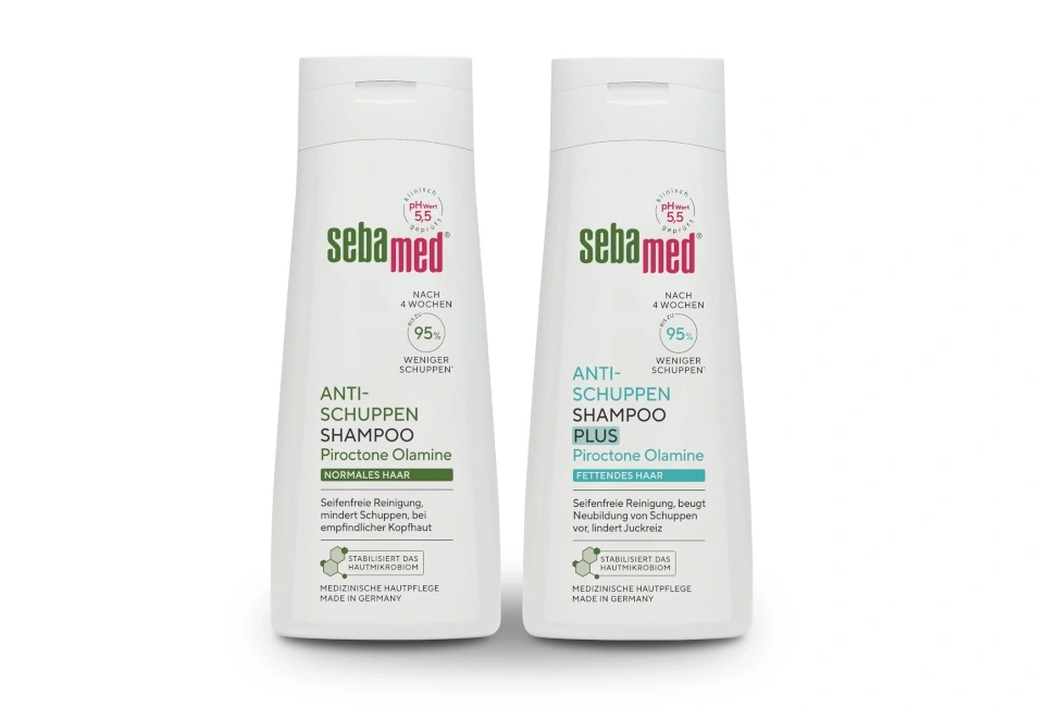 Zwei Sebamed Anti-Schuppen Shampoos, eines für normales Haar, eines für fettendes Haar.