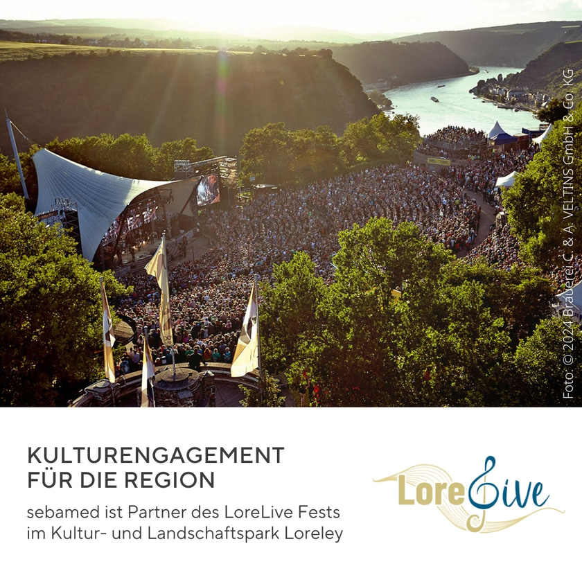 Festival am Fluss mit vielen Menschen und Bäumen, LoreLive Logo.