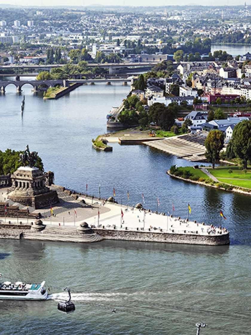 Luftaufnahme einer Stadt am Fluss mit Brücken und Denkmälern