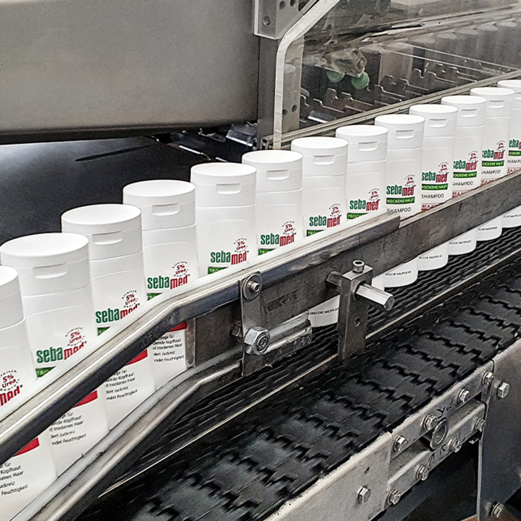 Sebamed Shampoo Flaschen auf einem Förderband in einer Fabrik