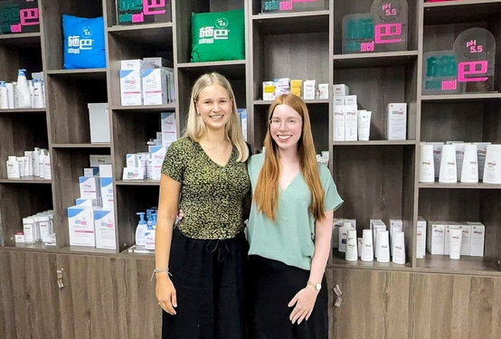 2 Kolleginnen von sebamed vor einem Werberegal