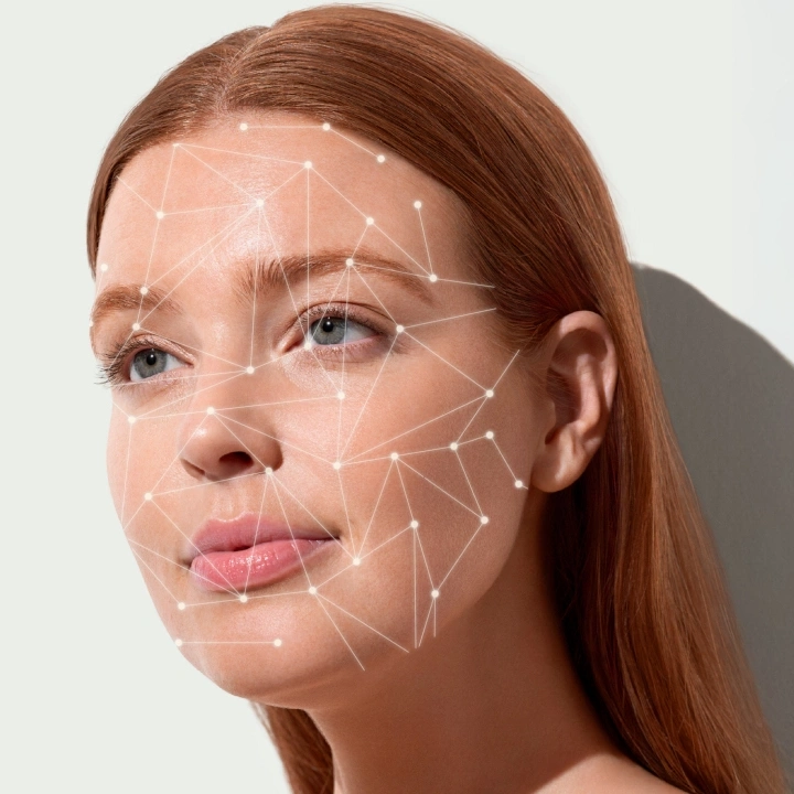 Eine Frau mit einem digitalen Netz über ihrem Gesicht.
