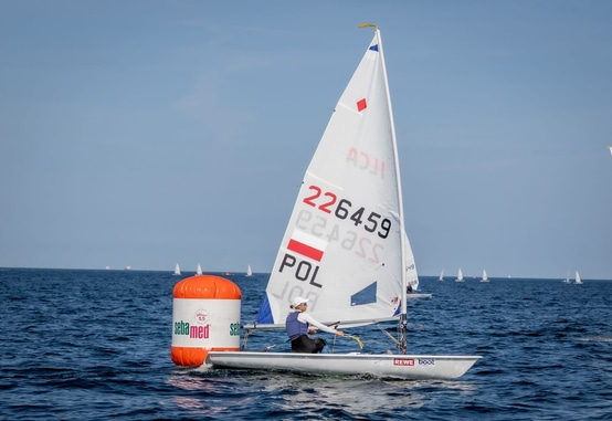 Segelboot mit polnischer Flagge und Startnummer auf dem Wasser