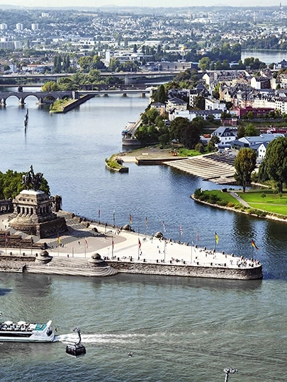 Luftaufnahme einer Stadt am Fluss mit Brücken und Denkmälern