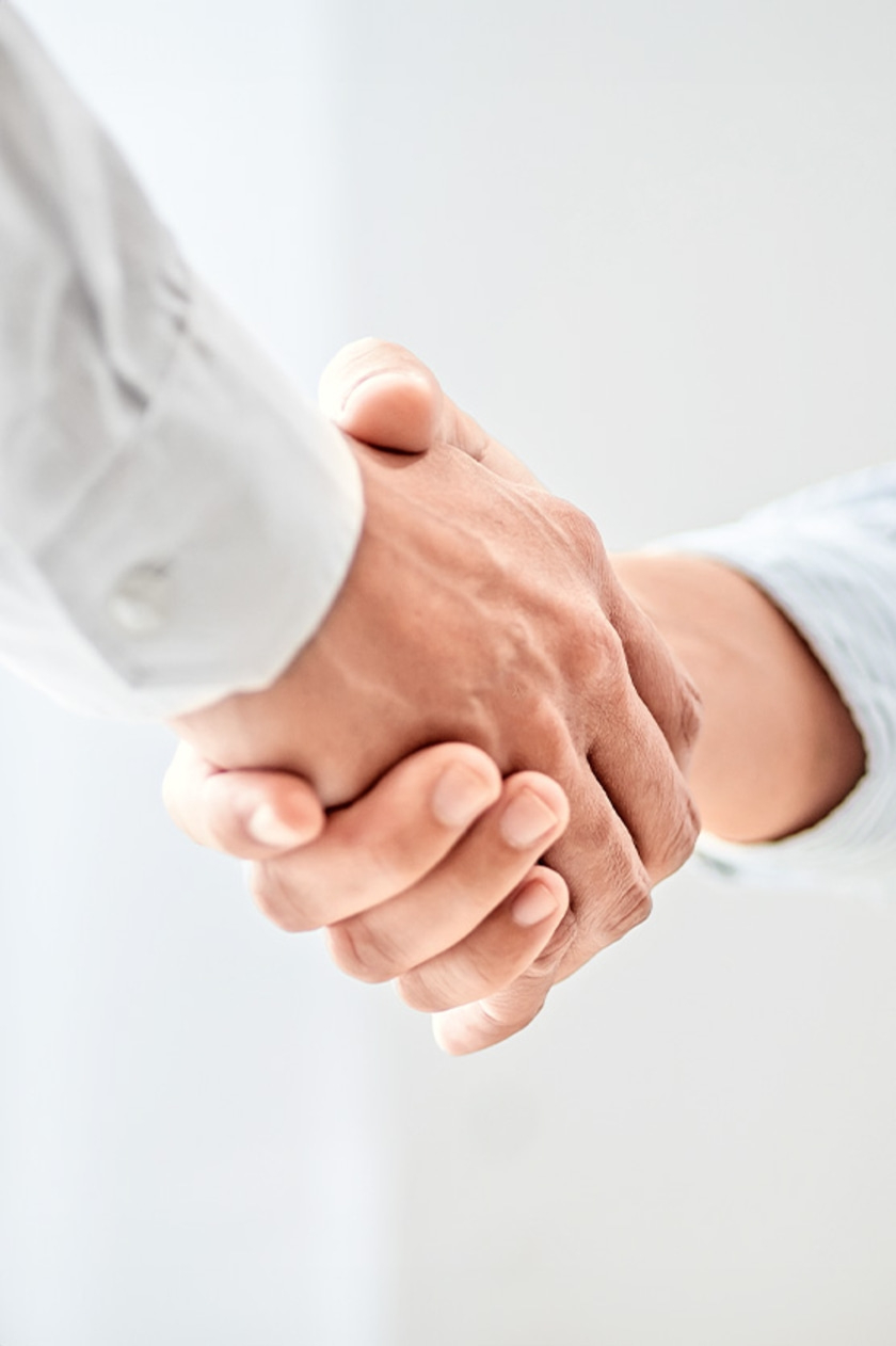 Zwei Hände schütteln sich. Geschäft, Partnerschaft, Zusammenarbeit, Vertrag.