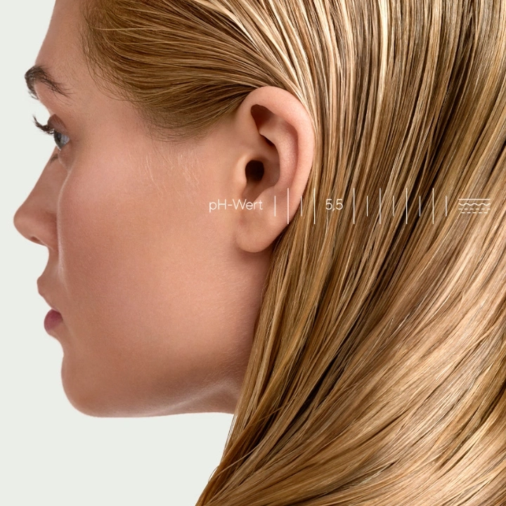 Nahaufnahme eines Ohres mit pH-Wert-Skala und Haaren