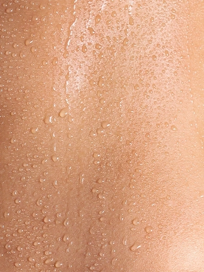 Haut mit Wassertropfen, feucht und glänzend, Nahaufnahme, Textur