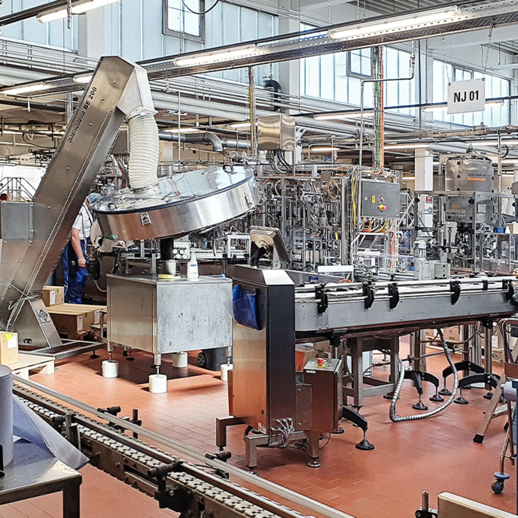 Fabrik mit Maschinen und Förderbändern. Industrielle Produktion in der Fabrik.