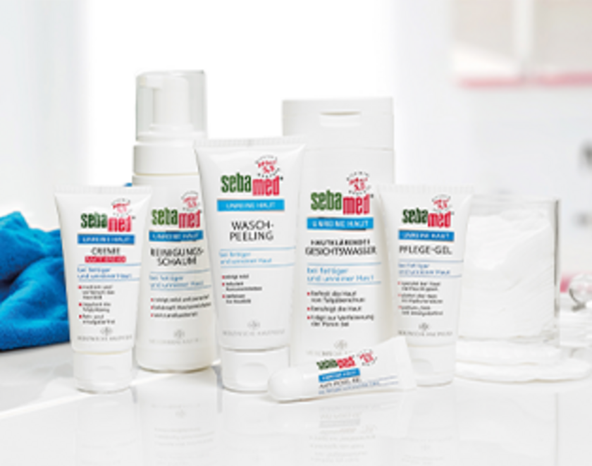 Sebamed-Hautpflegeprodukte auf einem Tisch, bereit für die Anwendung.