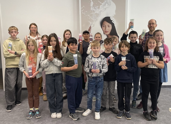 Gruppe von Kindern und Erwachsenen mit Tuben