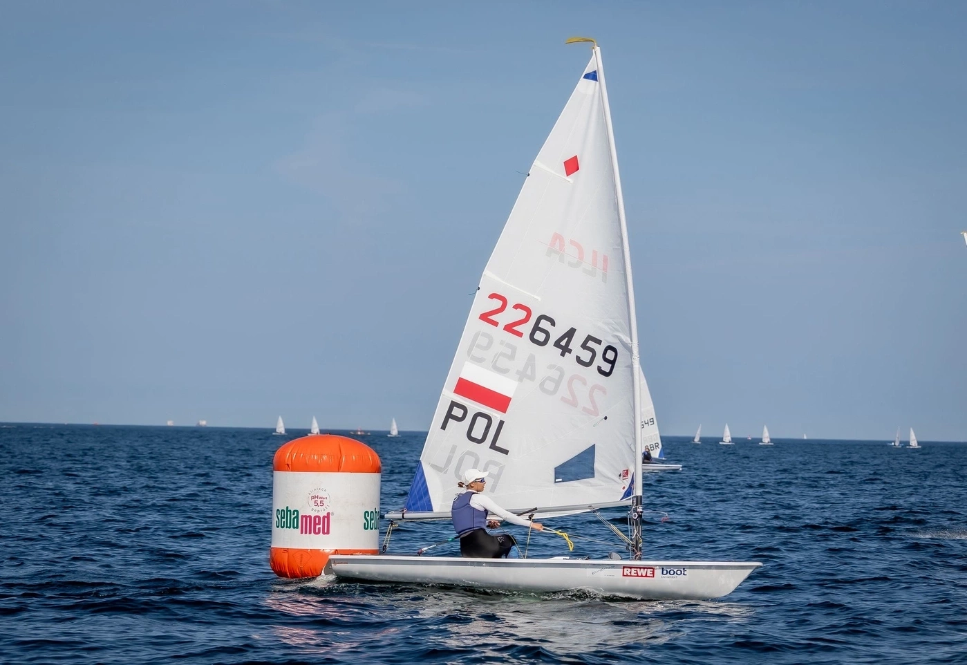 Segelboot mit polnischer Flagge und Startnummer auf dem Wasser