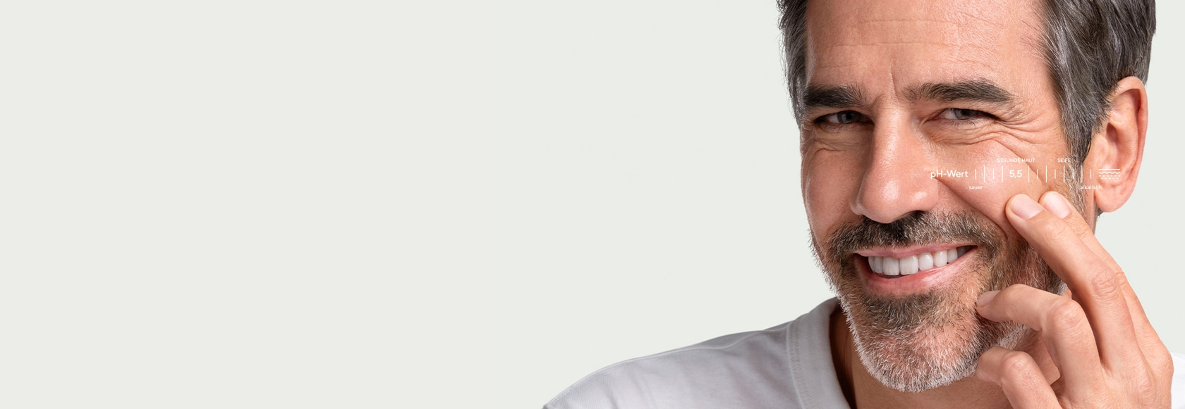 Ein Mann berührt sein Gesicht mit einer pH-Skala, die gesunde Haut anzeigt.