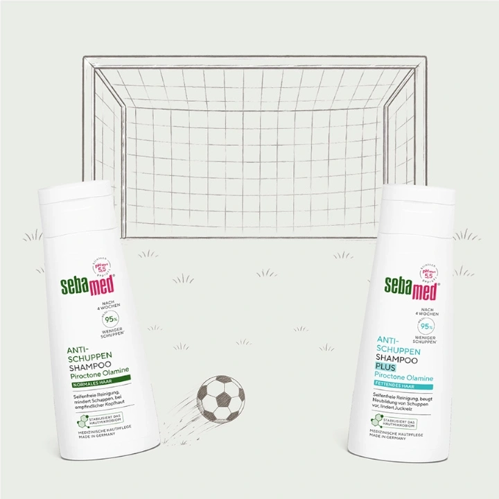 Zwei Sebamed Anti-Schuppen Shampoos vor einem Fußballtor mit einem Ball